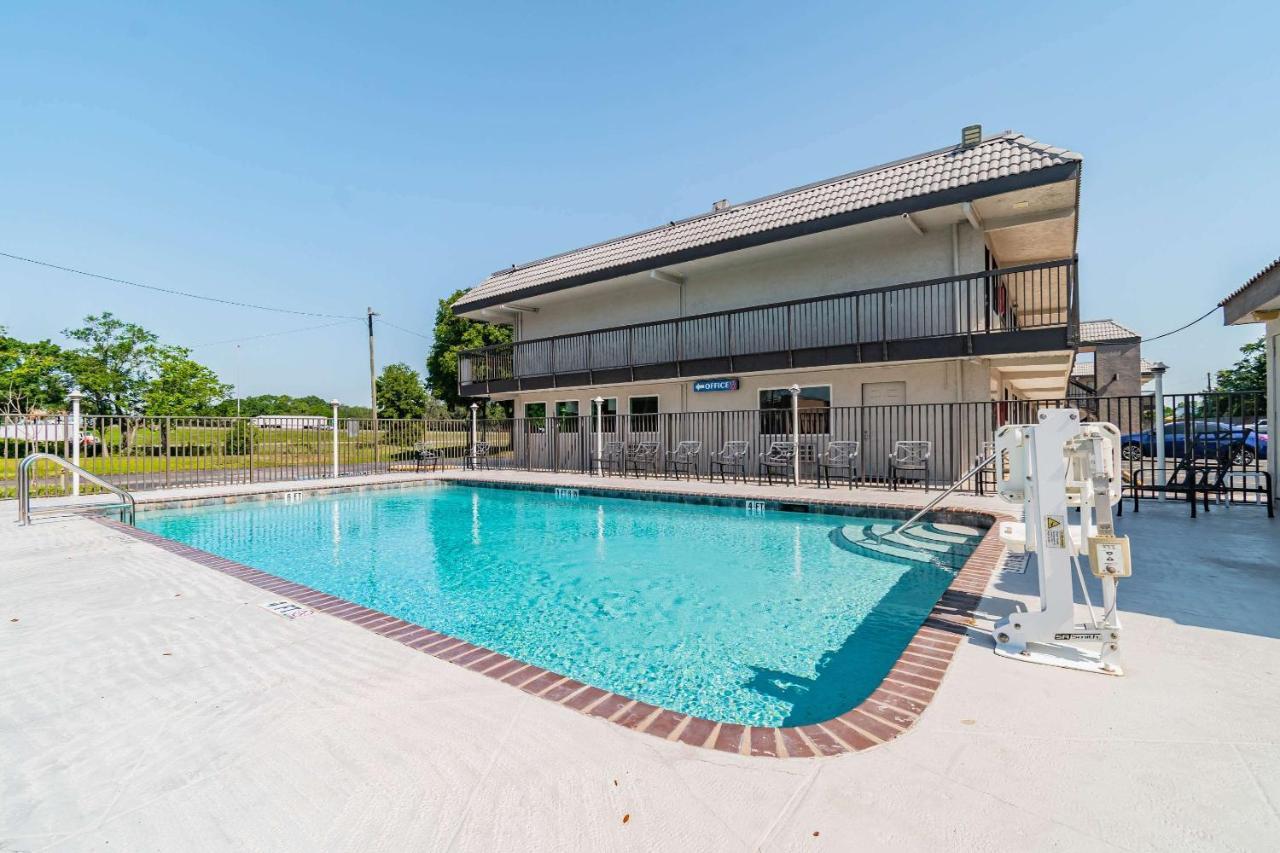 Motel 6 Tampa Near Fairgrounds - Casino Orient Park Exterior foto