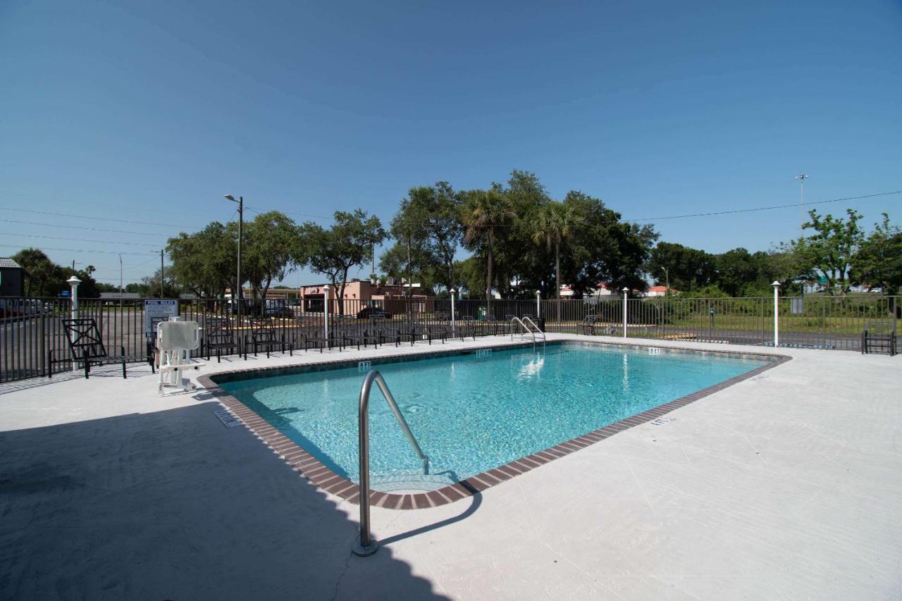 Motel 6 Tampa Near Fairgrounds - Casino Orient Park Exterior foto