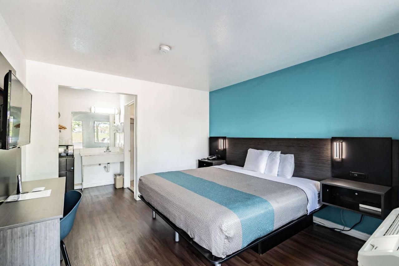 Motel 6 Tampa Near Fairgrounds - Casino Orient Park Exterior foto