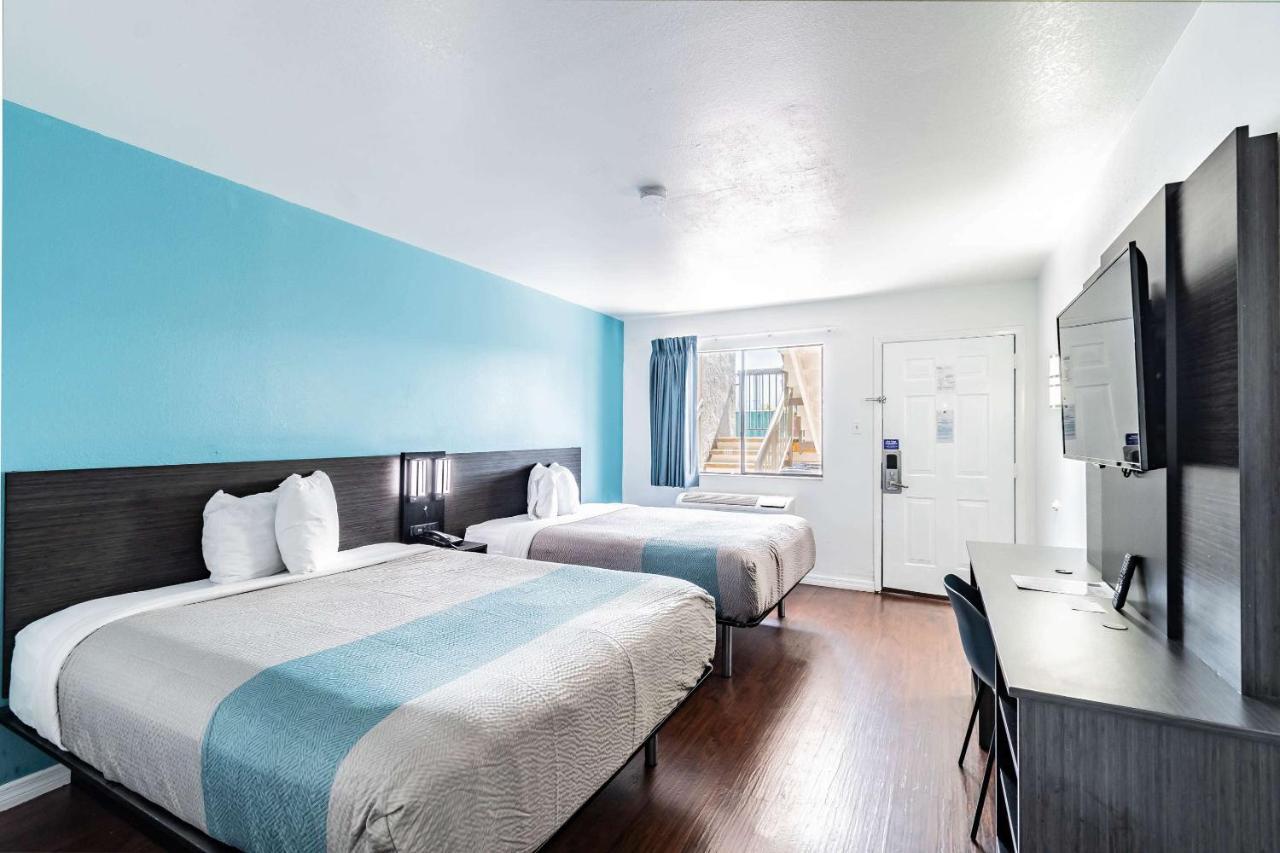 Motel 6 Tampa Near Fairgrounds - Casino Orient Park Exterior foto