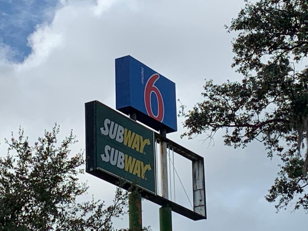 Motel 6 Tampa Near Fairgrounds - Casino Orient Park Exterior foto